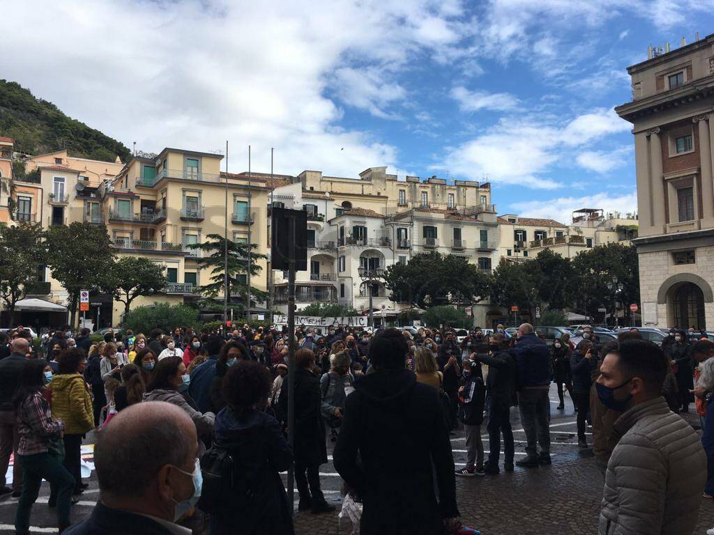 Salerno, genitori in protesta contro la chiusura scuole