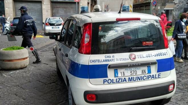 A Castellammare di Stabia pugno duro contro i trasgressori: oggi 5 multe a cittadini senza mascherina