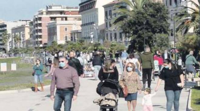 Castellammare di Stabia. Folla sul lungomare e ospedale al collasso «Presto reparti Covid»