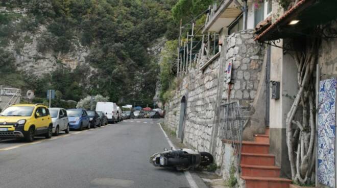 Positano. Continua il vento, ciclomotori a terra