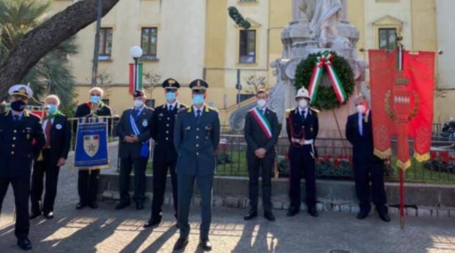 Sorrento. La deposizione della corona d'alloro da parte del sindaco davanti al monumento dedicato ai caduti