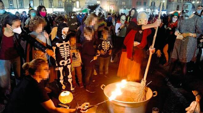 tutti in piazza vestiti da halloween