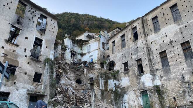 Minori, interrotto il transito a causa del crollo di un edificio legato alla vecchia cartiera incendiata mesi fa