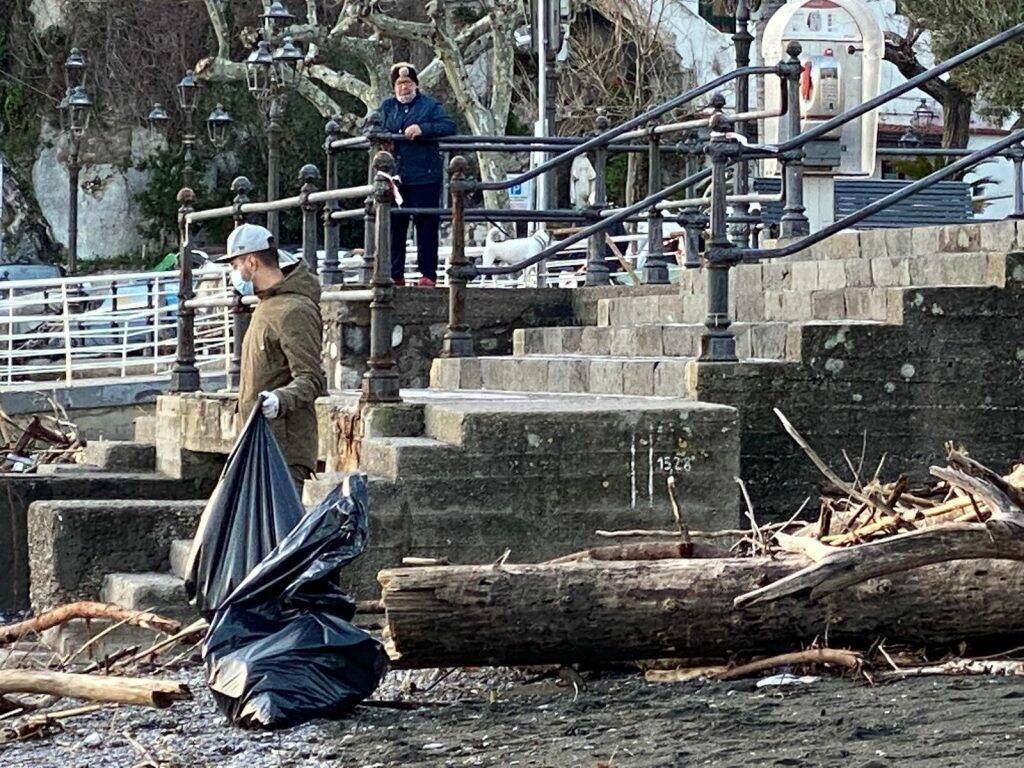 Minori: l’ASD Neptune Costa d’Amalfi ripulisce la spiaggia dalla plastica e dai rifiuti