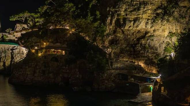 Positano il meraviglioso presepe nella Grotta sulla Spiaggia di Fornillo di Daniele Esposito foto Fabio Fusco 