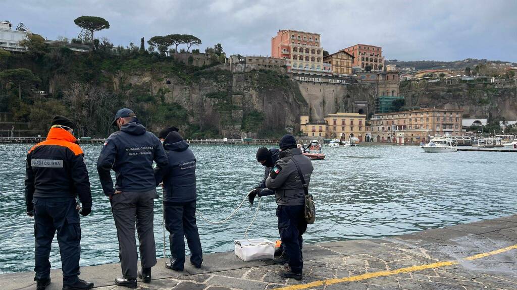 Corpo balenottera individuato a 20 metri di profondità nel porto di Sorrento.