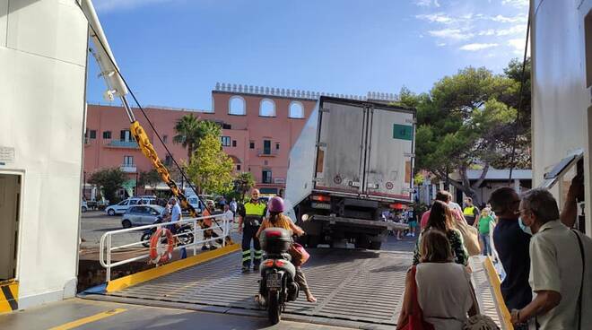 Foto Maurizio Vitiello - Sbarco dal traghetto veloce al Porto di Procida, Settembre 2020.