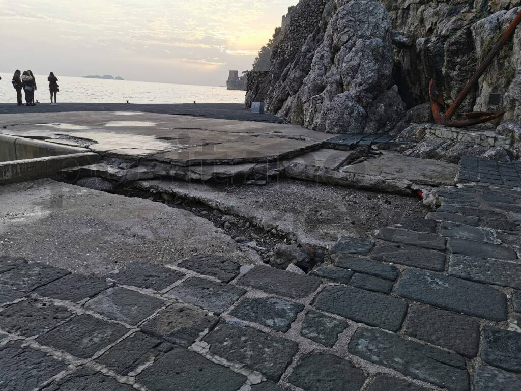 Positano. I danni al molo