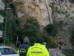 Sorrento, disgaggio del masso pericolante dal costone roccioso di Via Capo