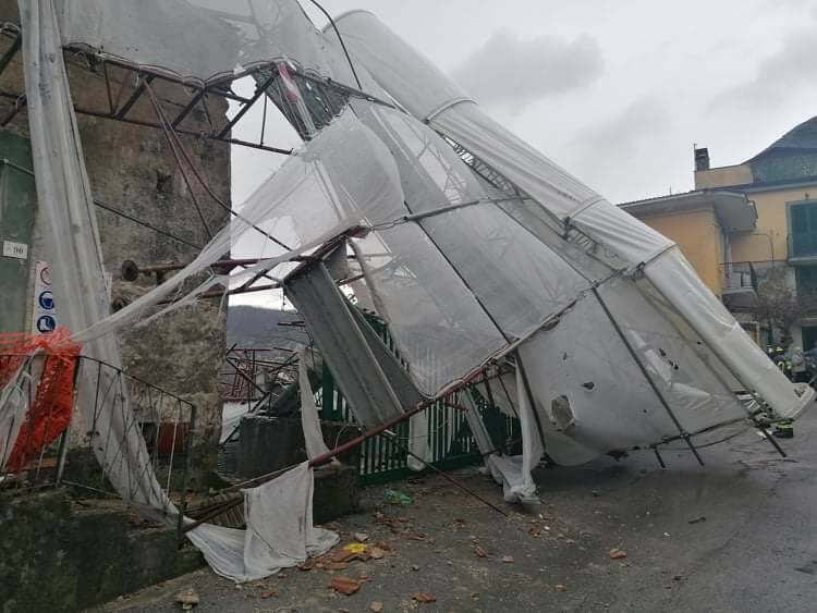 Tramonti, crolla un ponteggio a causa del forte vento 