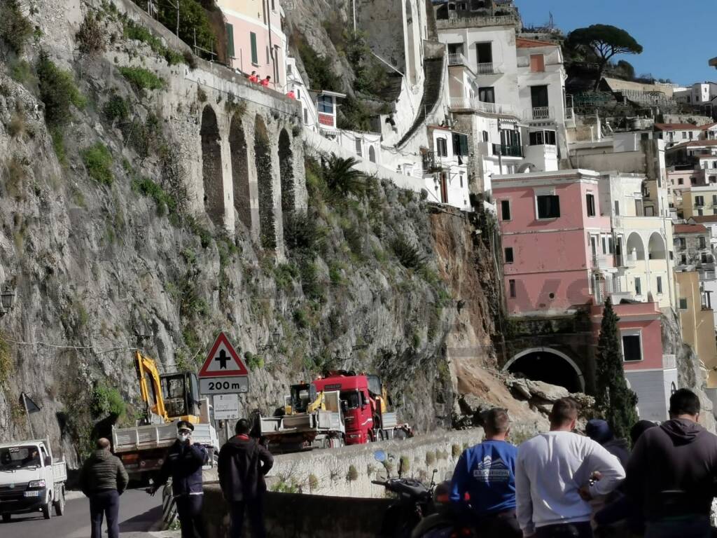 Amalfi: comincia lo sgombero della strada dopo la frana