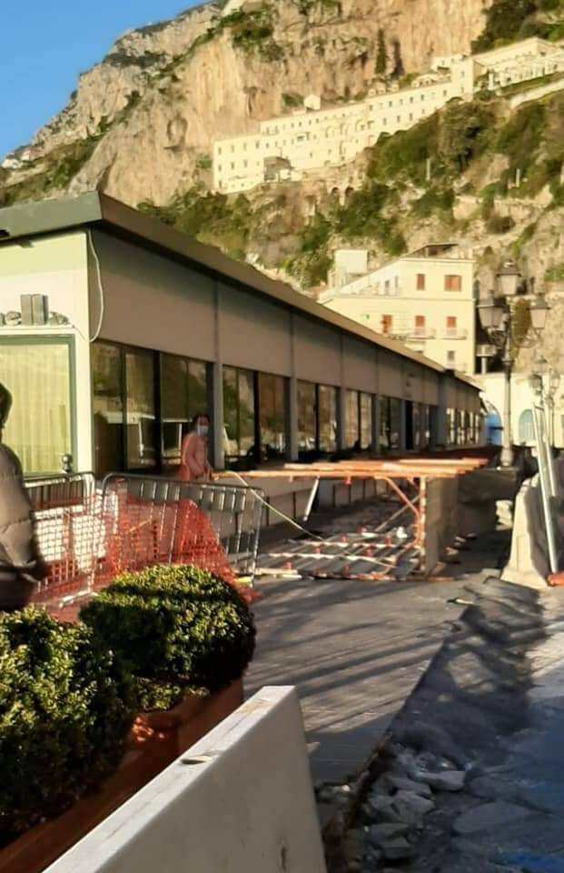 Amalfi crolla percorso pedonale sul Lungomare dei Cavalieri 