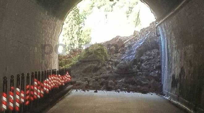 Amalfi, l'impressionante frana vista dall'interno della galleria 