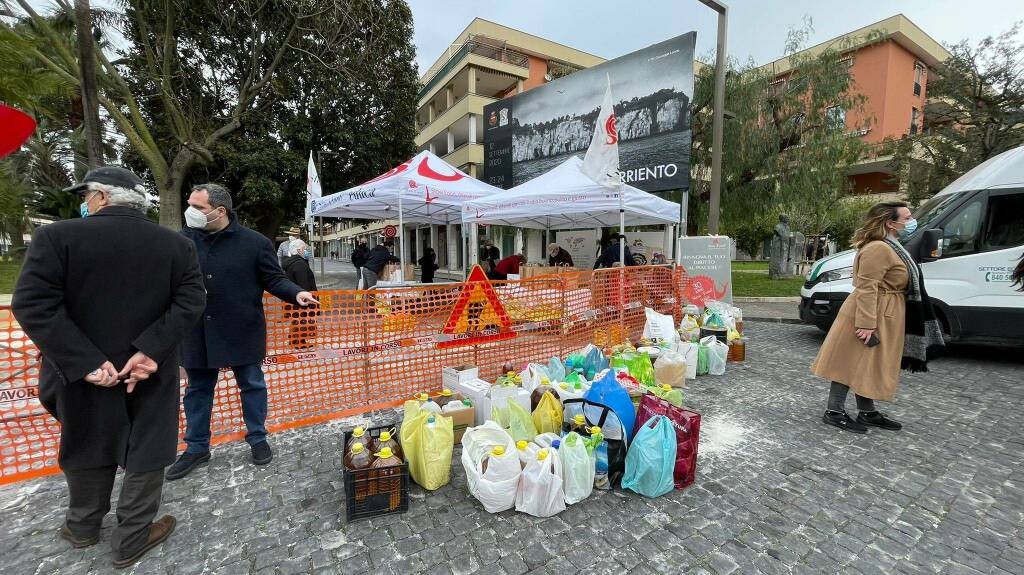 Appena conclusa l'iniziativa ecologica a Sorrento: oggi raccolti 1800 litri di olio esausto in Piazza Lauro