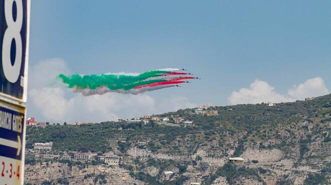 Buon Compleanno alle Frecce Tricolori dalla Penisola Sorrentina e Costiera Amalfitana