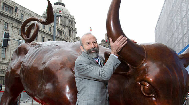 È morto Arturo Di Modica, lo scultore italiano famoso per il Toro di Wall Street