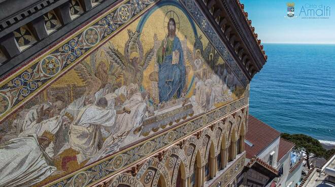 La magnificenza della facciata della Cattedrale di S. Andrea ad Amalfi dopo i lavori di restauro.
