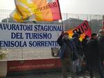 Penisola sorrentina, la protesta dei lavoratori stagionali a Napoli