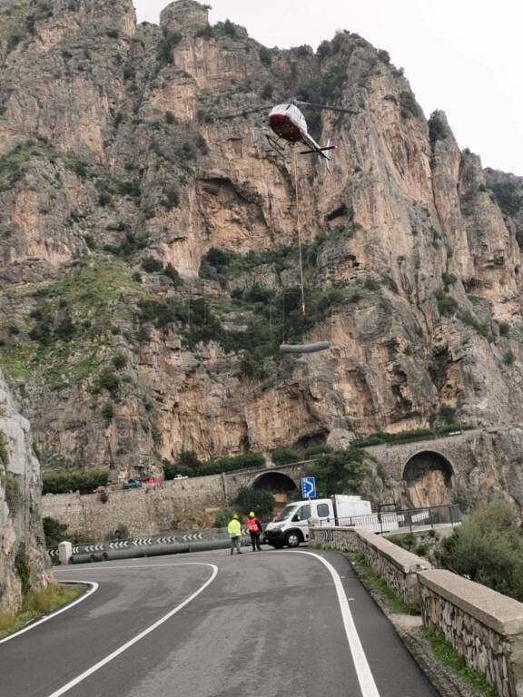 Positano: lavori con il supporto degli elicotteri