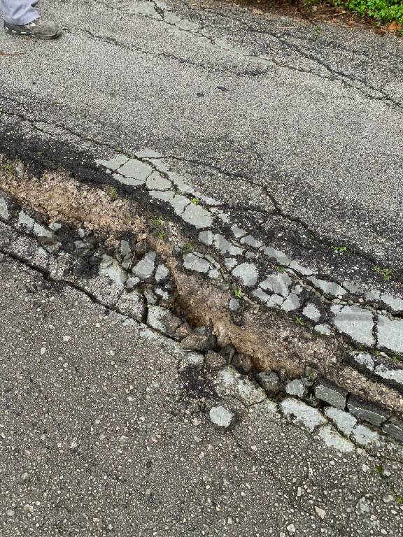 Ravello, asfalto danneggiato a Casa Rossa: strada chiusa