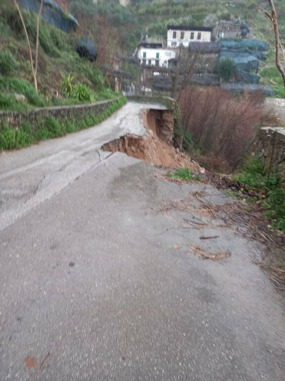 Ravello: è crollata la strada nella frazione di Casa Rossa