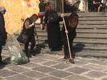 I volontari ripuliscono l\'area di Piazza Settembrini a Napoli