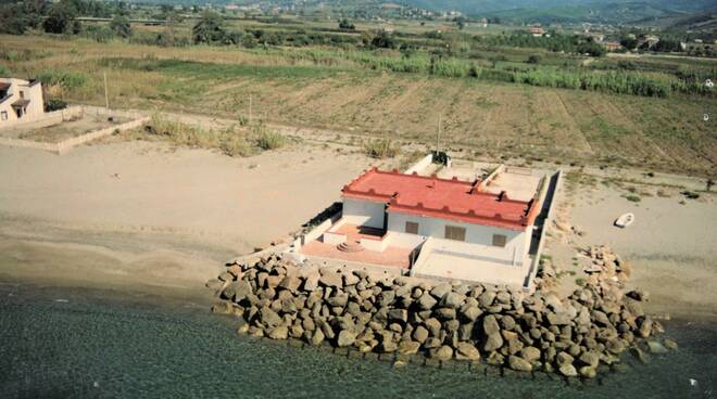 Casal Velino, la Soprintendenza: «Abusiva la casa sotto la Torre di Velia»