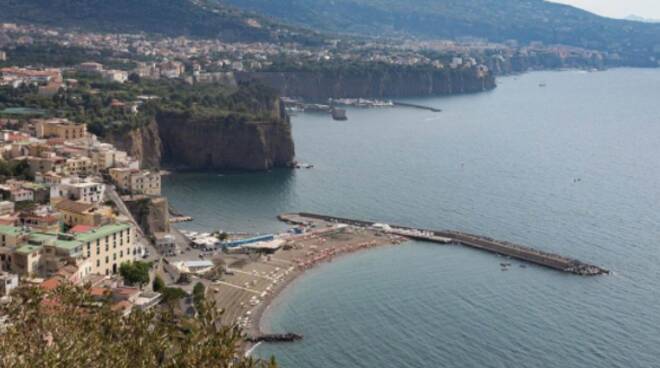 Penisola sorrentina, Il clan d'Alessandro gestisce un rinomato albergo. La rivelazione di un pentito 