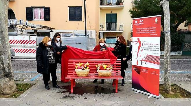 Piano di Sorrento, nel giorno della Festa della Donna una panchina rossa sul belvedere