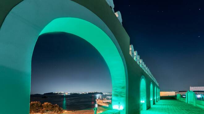 Procida Capitale, Palazzo Merlato si tinge di verde per celebrare San Patrizio e l’Irlanda