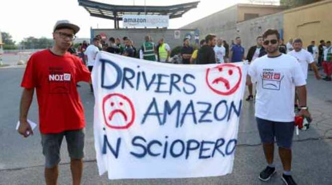 Sciopero Amazon, i dipendenti chiedono la solidarietà dei consumatori invitandoli a evitare acquisti per l’intera giornata