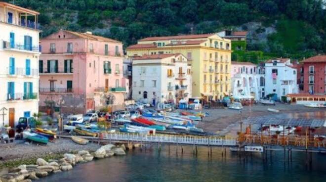 Sorrento, barche abbandonate nel borgo di Marina Grande. Al via la rimozione. 