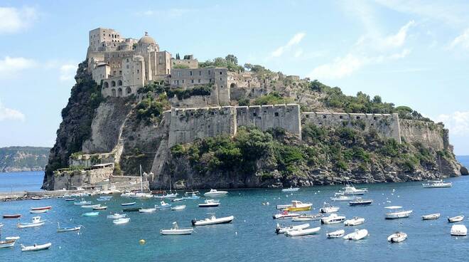 Ischia. il Sindaco Ferrandino: “Vaccinare entro giugno per salvare il turismo”