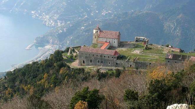 Maiori, paura per quattro dispersi sui sentieri montani. Interviene l'elicottero dei Vigili del Fuoco 