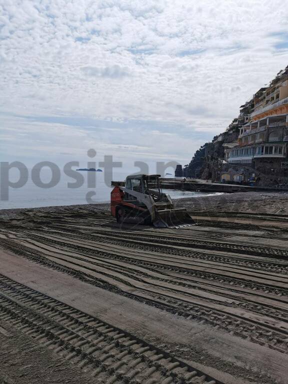 Positano si prepara alla ripartenza, lavori alla spiaggia in vista dell'estate