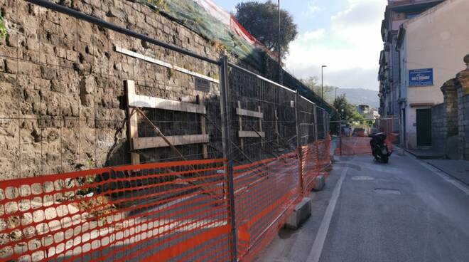 Sorrento, ancora chiuso il tratto di Corso Italia interessato dai lavori. Disagi enormi