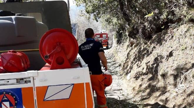 Tramonti, vasto incendio sulle montagne che sovrastano la città