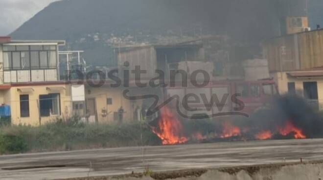 Un incendio alla periferia di Castellammare in Via Alcide De Gasper