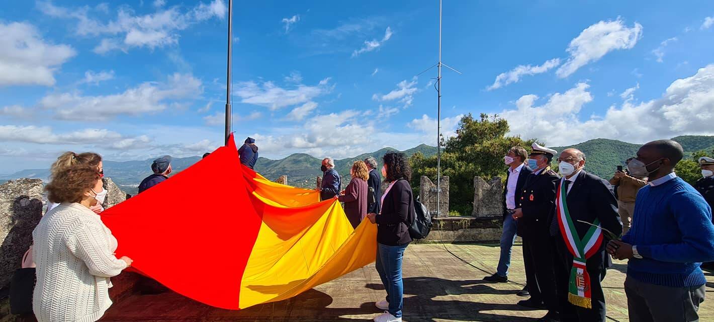 Cava de' Tirreni, alzata la bandiera della Città di Cava de' Tirreni su Monte S.Adiutore