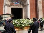 Grande commozione e partecipazione ai funerali di Carla Fracci, un lungo applauso per l'ultimo saluto