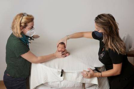 Napoli, nasce la prima scuola di fotografia Newborn in aula