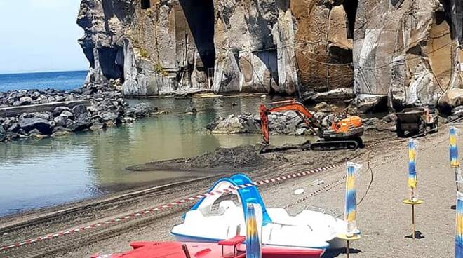 Nuovo look per la spiaggia di Piano di Sorrento e l'Arpac promuove il mare della Penisola