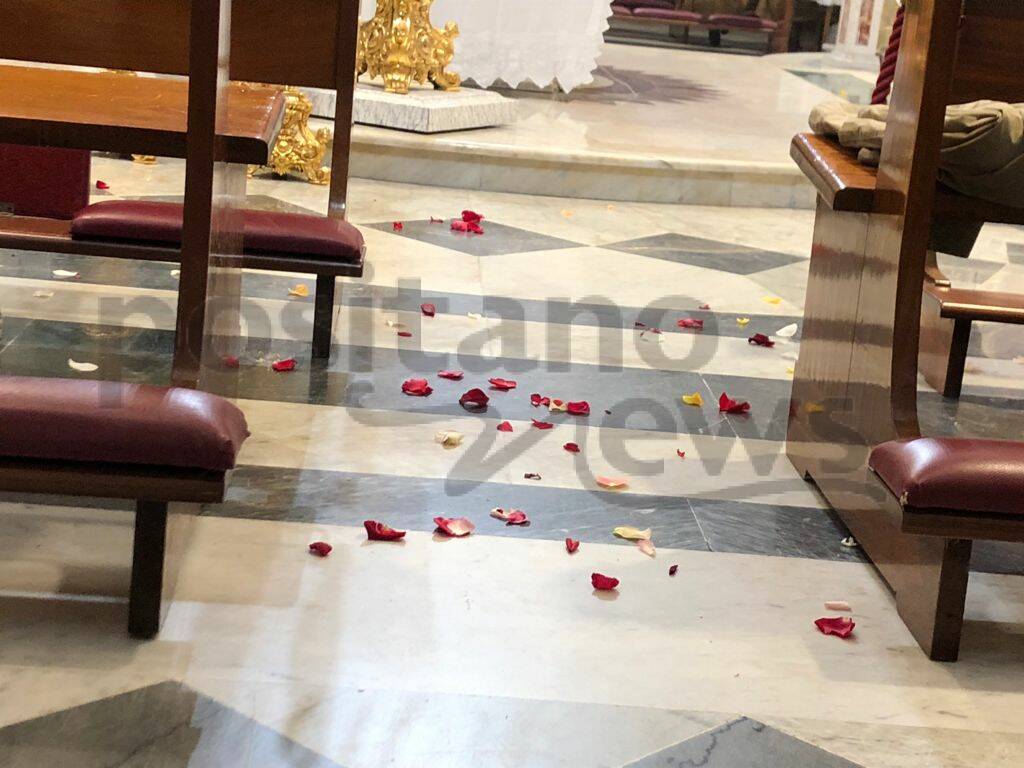 Oggi è la Domenica di Pentecoste: a Positano l'usanza di lanciare i petali in Chiesa