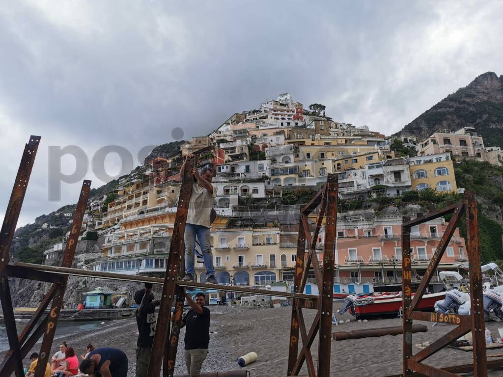 Positano, al via il montaggio del pontile dei Lucibello