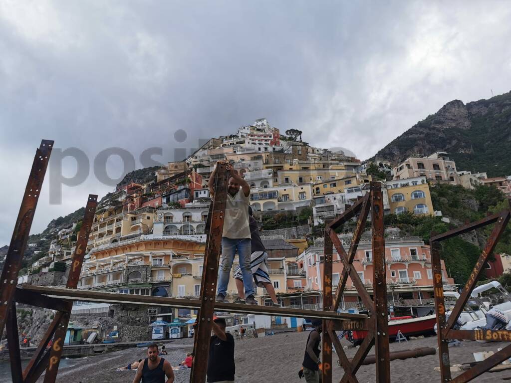 Positano, al via il montaggio del pontile dei Lucibello