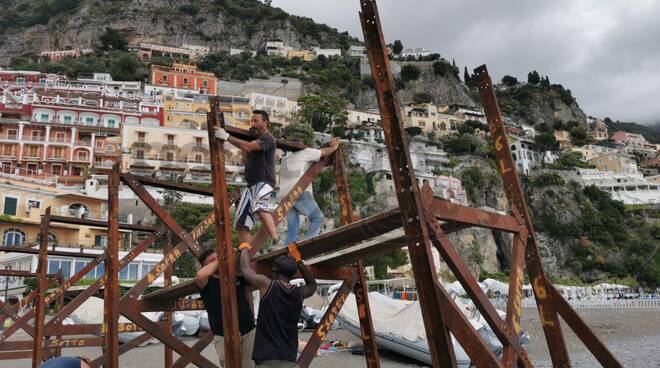 Positano, al via il montaggio del pontile dei Lucibello