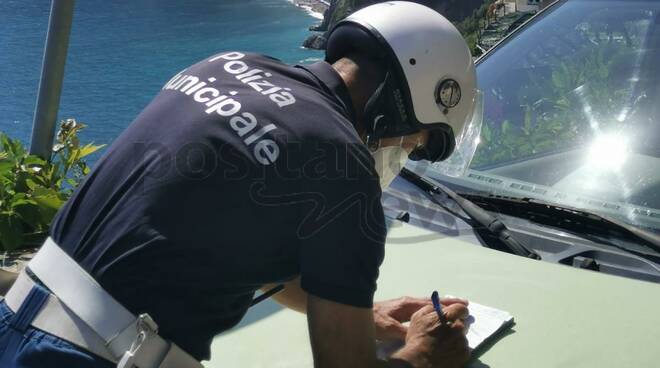 Positano, controlli stradali: moto sanzionate dalla polizia locale