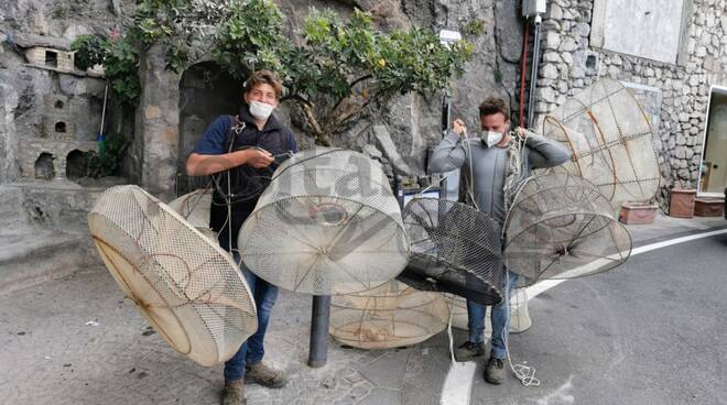 Positano e la voglia di ripresa. La tradizione della pesca dei gamberetti