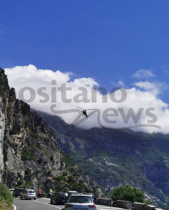 Positano, le operazioni di aggancio della rete con l'elicottero: auto bloccate in lunghe code