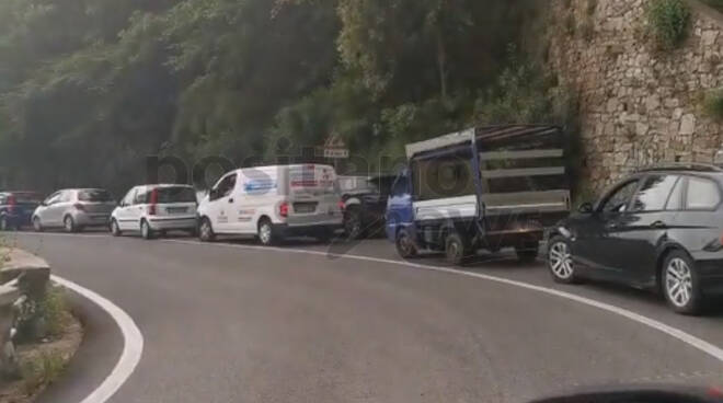 Positano, lunga fila di auto sulla S.S. 163 in direzione Piano di Sorrento